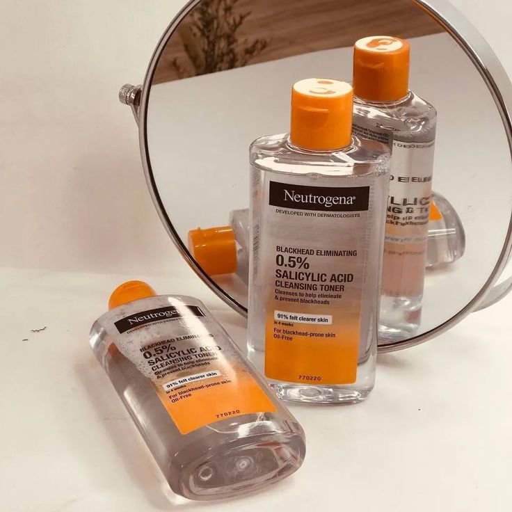 Neutrogena 0.5% Salicylic Acid Cleansing Toner - 200ml - Image 2